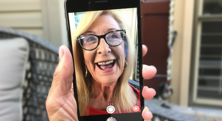 Photo of an old lady on a phone screen | Source: Midjourney
