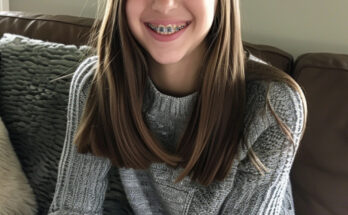 A girl cheeze with brace.