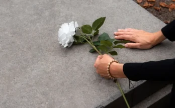 A woman's hand on a tombstone | Source: Freepik