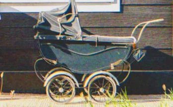 An old stroller | Source: Shutterstock