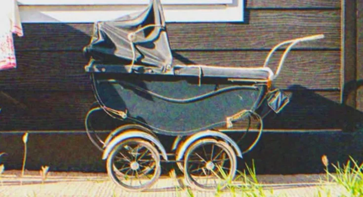 An old stroller | Source: Shutterstock