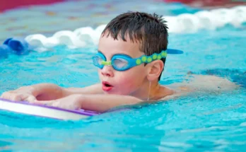 A swimming little boy | Source: Shutterstock