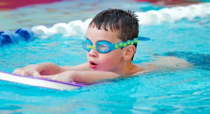 A swimming little boy | Source: Shutterstock