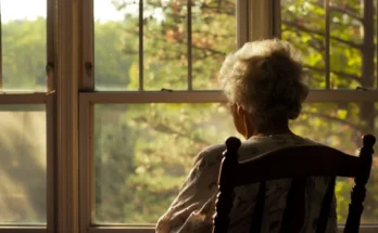 Elderly woman looking at the window | Source: Midjourney