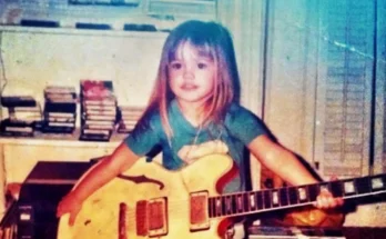 A photo of the young girl | Source: Instagram/minkakelly