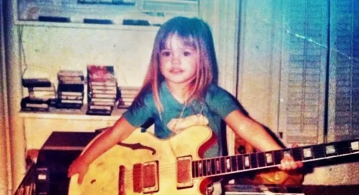 A photo of the young girl | Source: Instagram/minkakelly