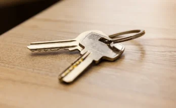 A bunch of house keys on a wooden surface | Source: Shutterstock