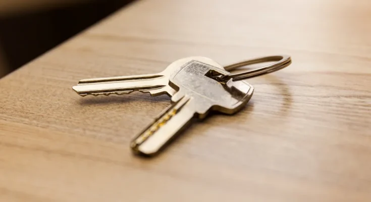 A bunch of house keys on a wooden surface | Source: Shutterstock