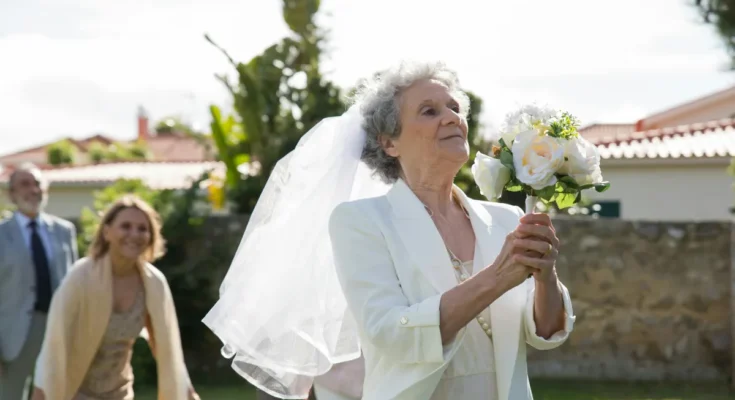 Elderly woman ready to toss her wedding bouquet | Source: Amomama