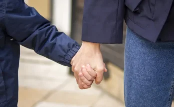 A person holding a child's hand | Source: Freepik