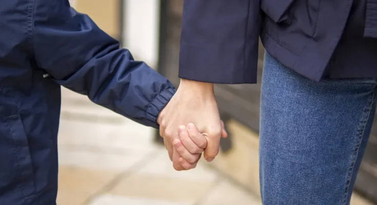A person holding a child's hand | Source: Freepik