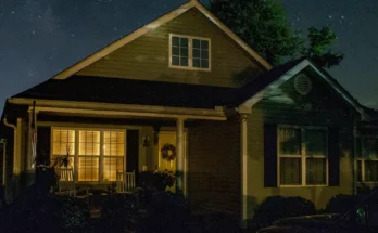 A house against the backdrop of the starry sky | Source: Shutterstock