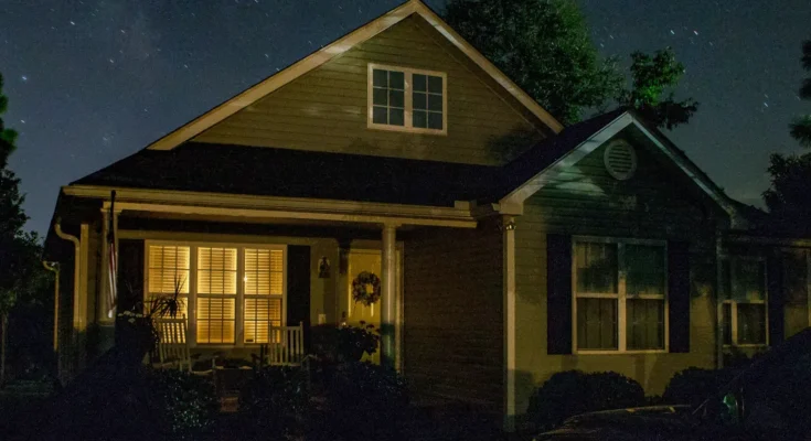 A house against the backdrop of the starry sky | Source: Shutterstock