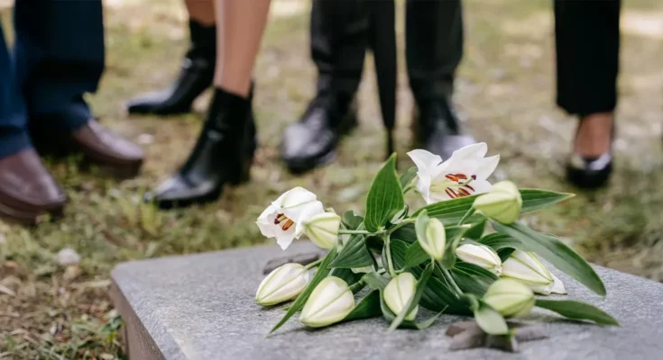 Flowers on the grave | Source: Pexels