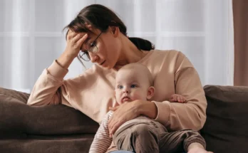 A stressed woman with a baby | Source: Shutterstock