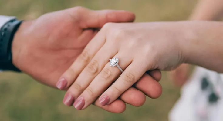 Engagement ring. | Source: Pexels