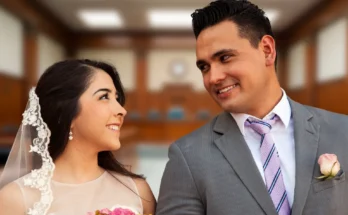A smiling couple at a courthouse | Source: Shutterstock