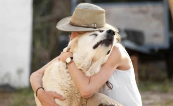 A woman hugging her dog | Source: Freepik