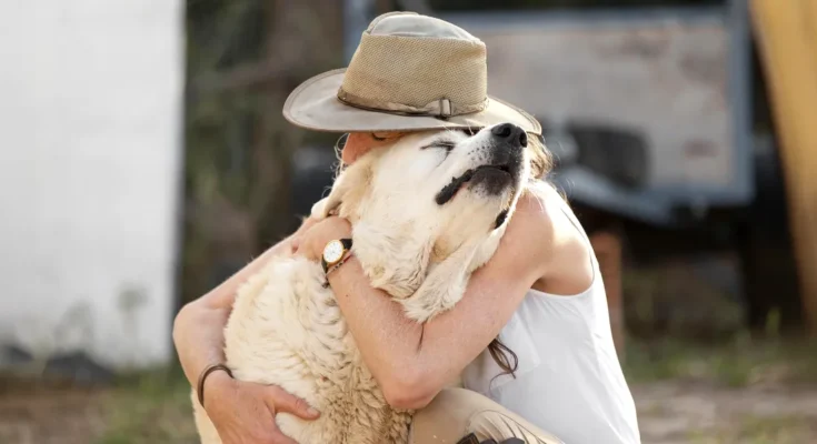 A woman hugging her dog | Source: Freepik
