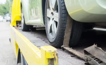 A car on a tow truck | Source: Freepik