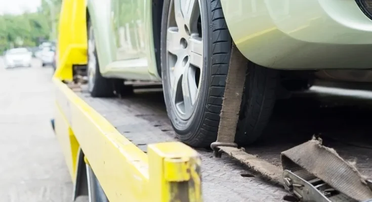 A car on a tow truck | Source: Freepik