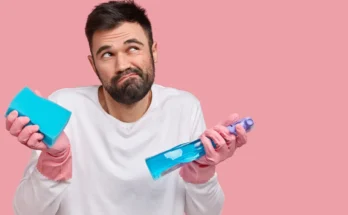A clueless man with cleaning supplies | Source: Freepik