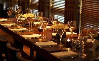 A dining table set for a formal dinner | Source: Flickr/jdelta/CC BY 2.0