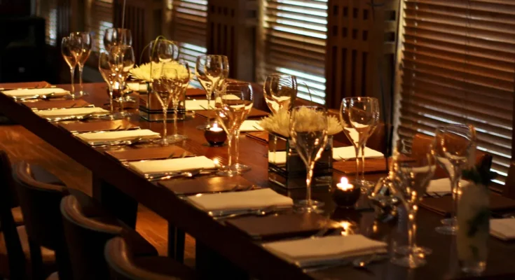 A dining table set for a formal dinner | Source: Flickr/jdelta/CC BY 2.0