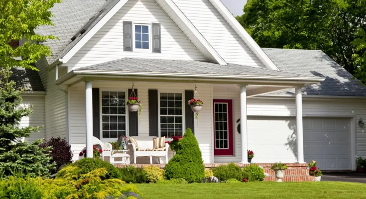 A small suburban house | Source: Shutterstock