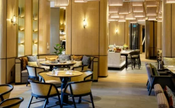 The interior of an upmarket restaurant | Source: Shutterstock