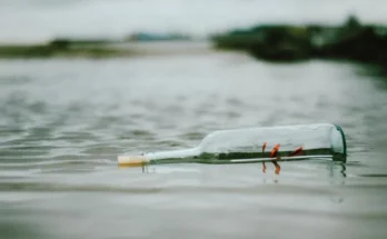 A bottle floating with a note inside | Source: Pexels