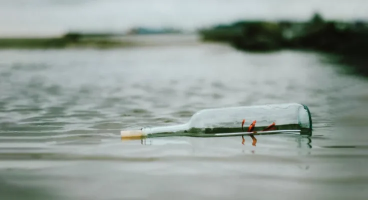 A bottle floating with a note inside | Source: Pexels