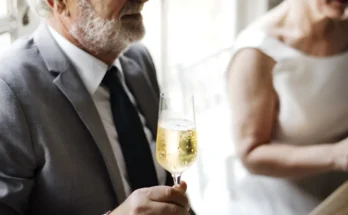 A man holding a flute of champagne | Source: Shutterstock