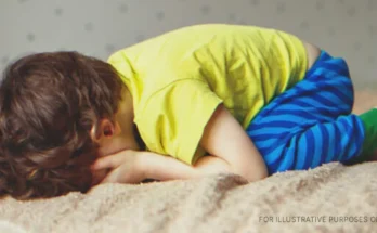 Boy crying in bed. | Source: Shutterstock
