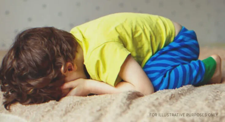 Boy crying in bed. | Source: Shutterstock