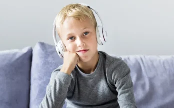 A boy wearing headphones | Source: Freepik.com/freepik