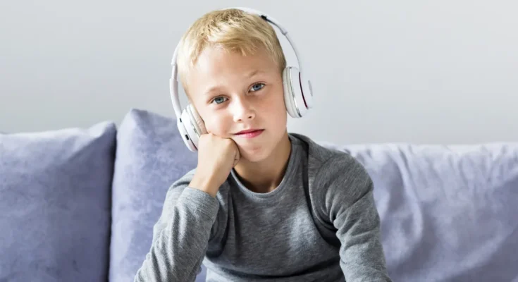 A boy wearing headphones | Source: Freepik.com/freepik