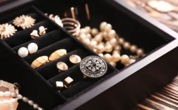 Box with jewelry | Source: Shutterstock