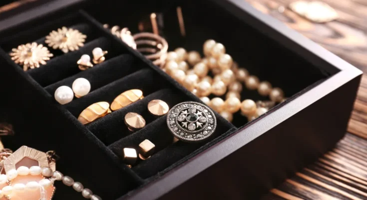Box with jewelry | Source: Shutterstock