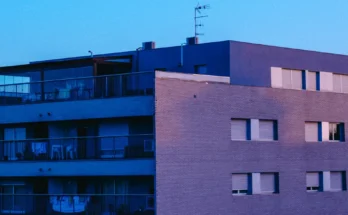 A modern apartment building at dusk | Source: Freepik / leyy