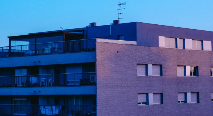 A modern apartment building at dusk | Source: Freepik / leyy