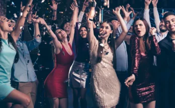 Teenagers at prom | Source: Shutterstock