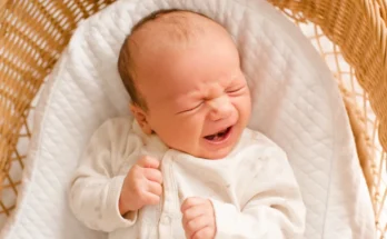 A crying baby boy | Source: Shutterstock