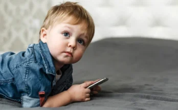 A boy with a phone | Source: FreePik