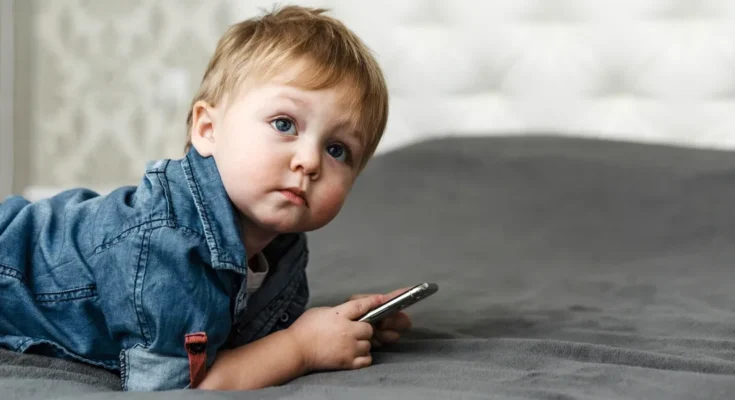 A boy with a phone | Source: FreePik