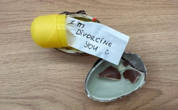 Note hidden inside a Kinder Surprise chocolate egg | Source: Amomama