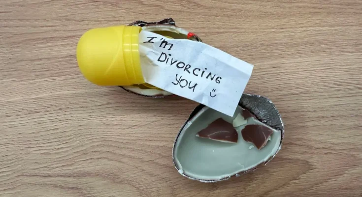 Note hidden inside a Kinder Surprise chocolate egg | Source: Amomama