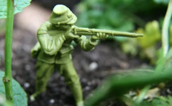 A green plastic toy soldier | Source: Flickr.com/puuikibeach/CC BY 2.0