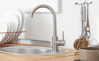 Utensils next to the kitchen sink | Source: Shutterstock