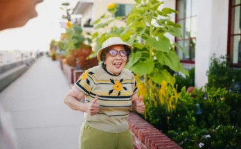 Funny elderly woman walking a street | Source: Pexels